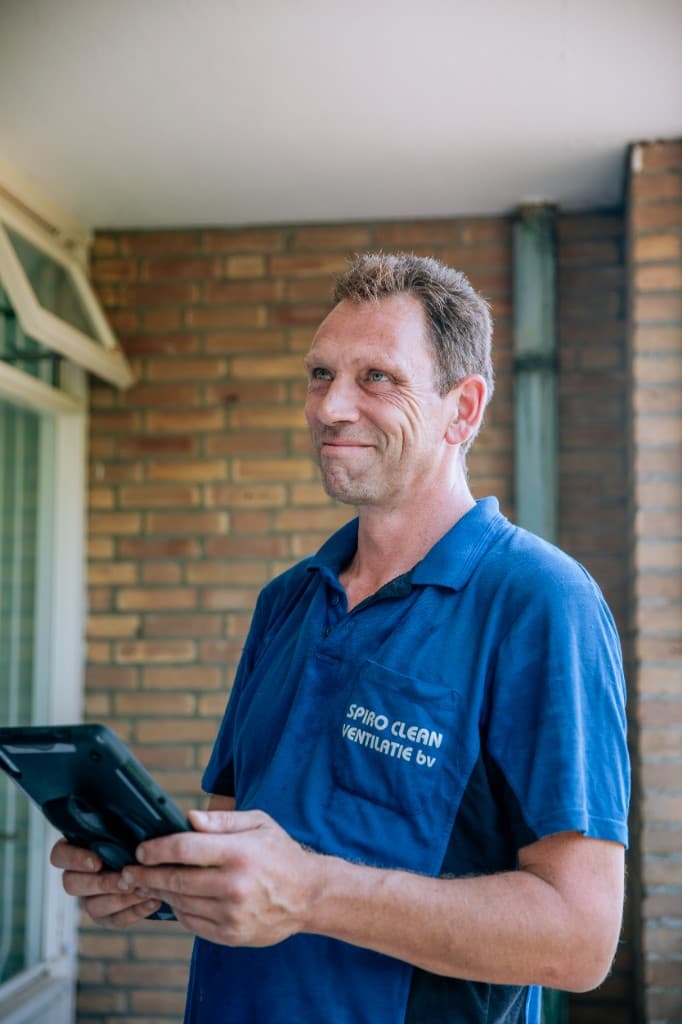 Medewerker Spiro Clean met tablet