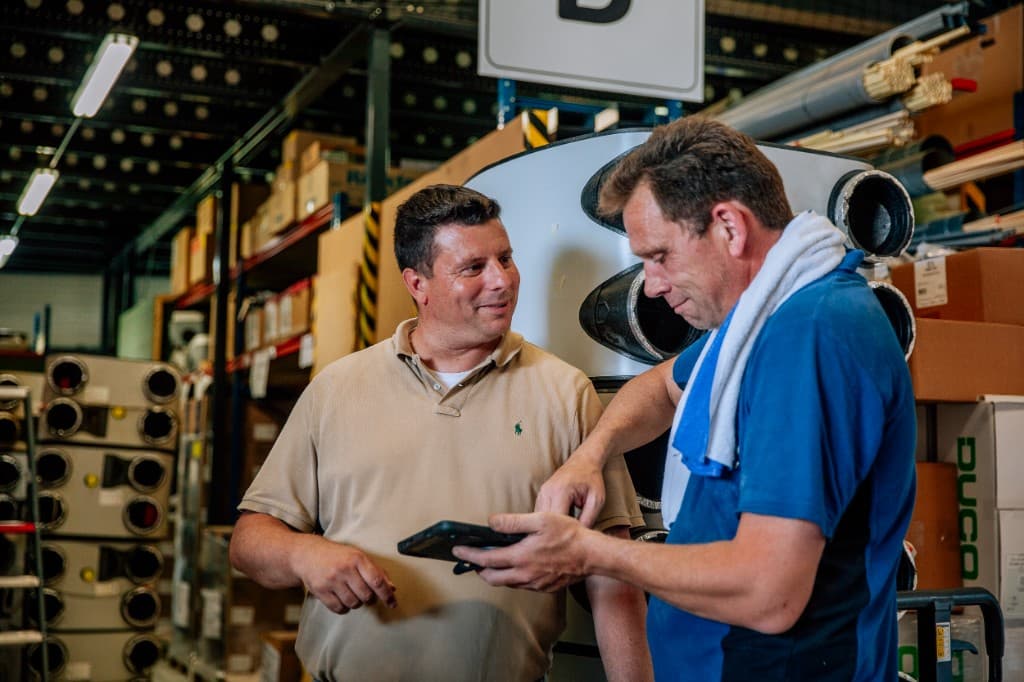 Collega's in het magazijn